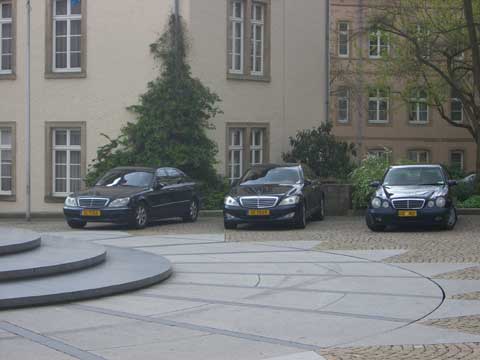 Автомобили у мерии Люксембурга