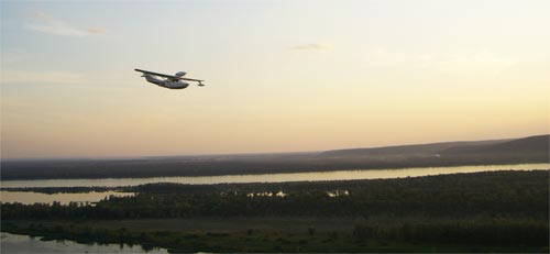 Водный самолет пролетает над вертолетной площадкой, Самара